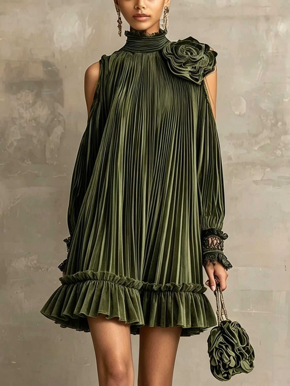 Élégante mini-robe plissée vert olive à col montant, ourlet volanté et détail en forme de rose