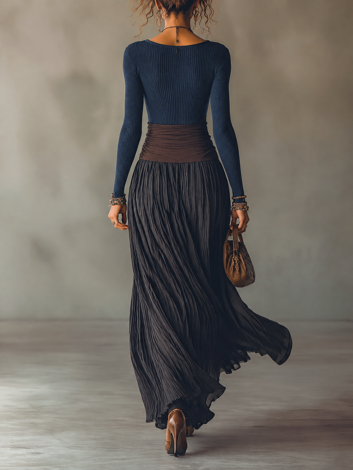 Ensemble haut en maille côtelée bleu marine et jupe longue plissée à taille color block