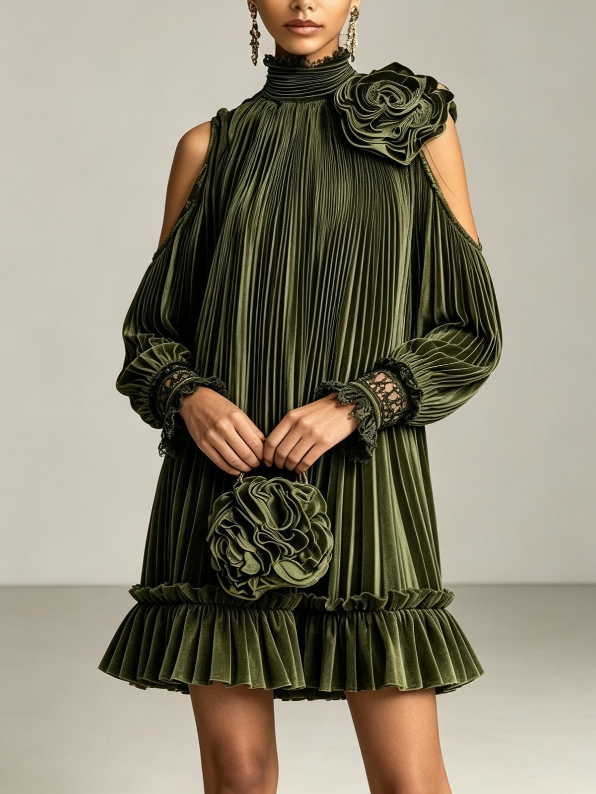 Élégante mini-robe plissée vert olive à col montant, ourlet volanté et détail en forme de rose