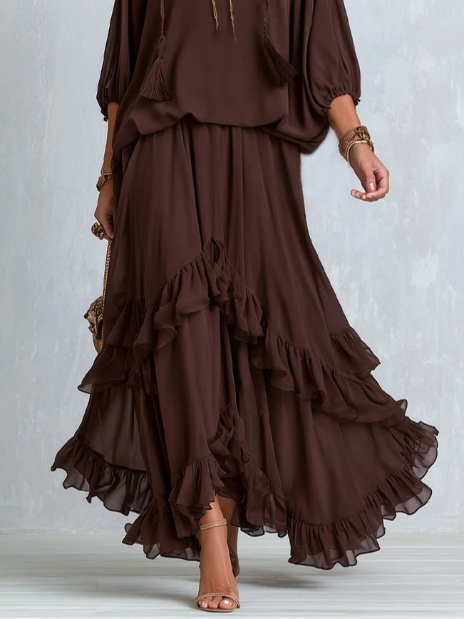 Ensemble composé d’un top marron en mousseline à col V avec cordon à pompons et d’une jupe à volants superposés