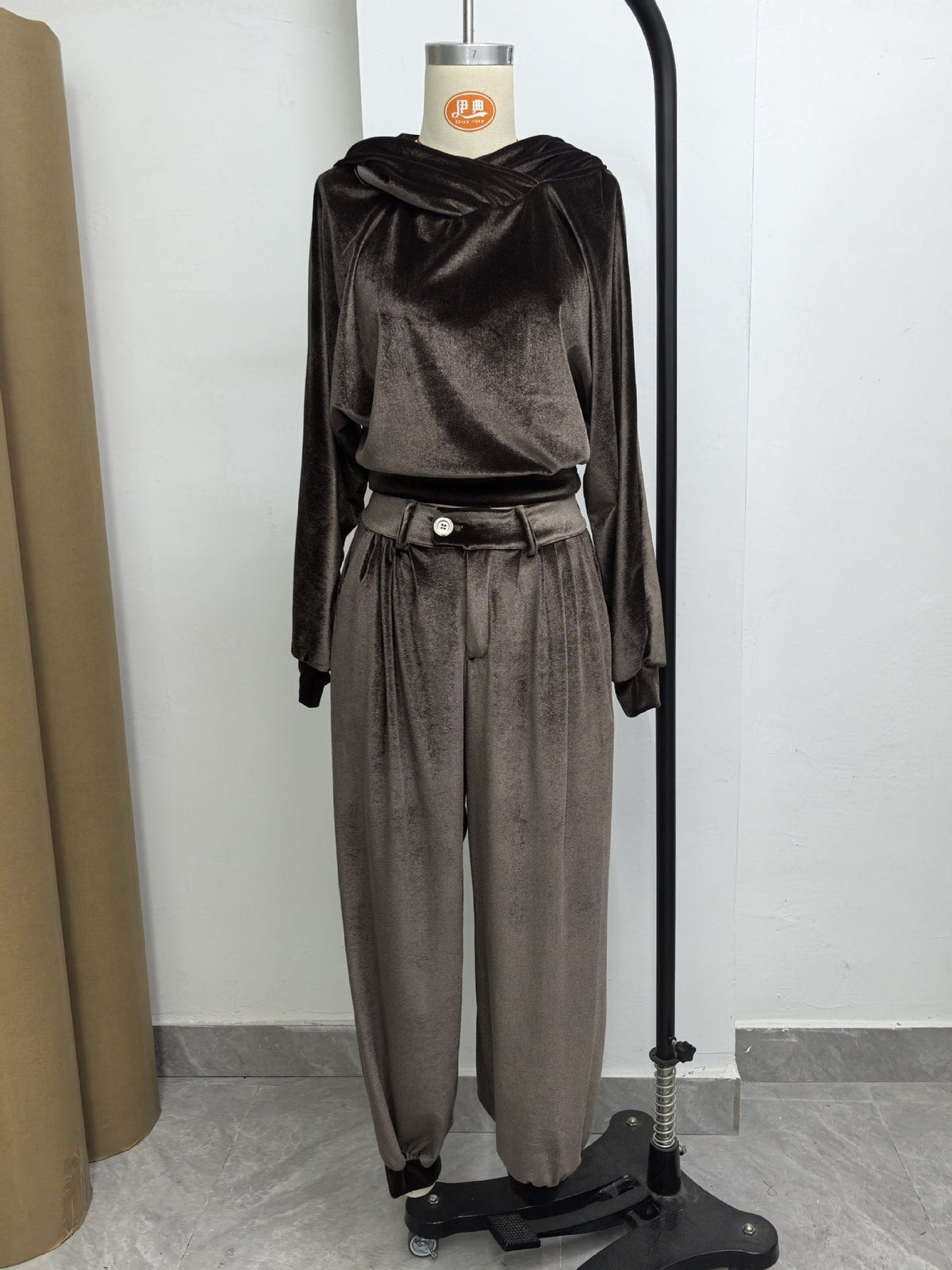 Ensemble vintage marron en velours avec sweat à capuche et pantalon ample (ceinture incluse)
